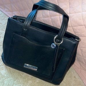 I am selling this because it never got used it is a black Nine West leather bag
